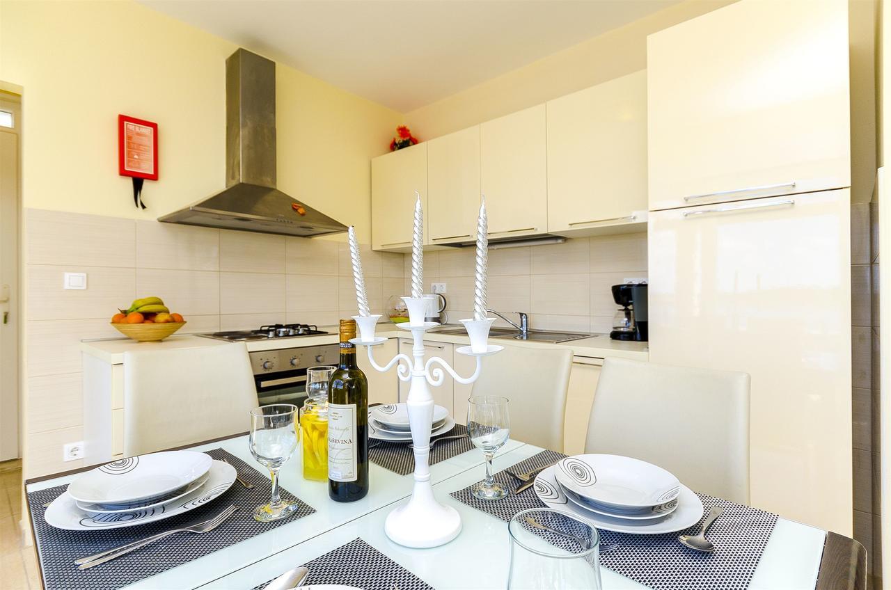 Apartments Smilje Рогозница Экстерьер фото